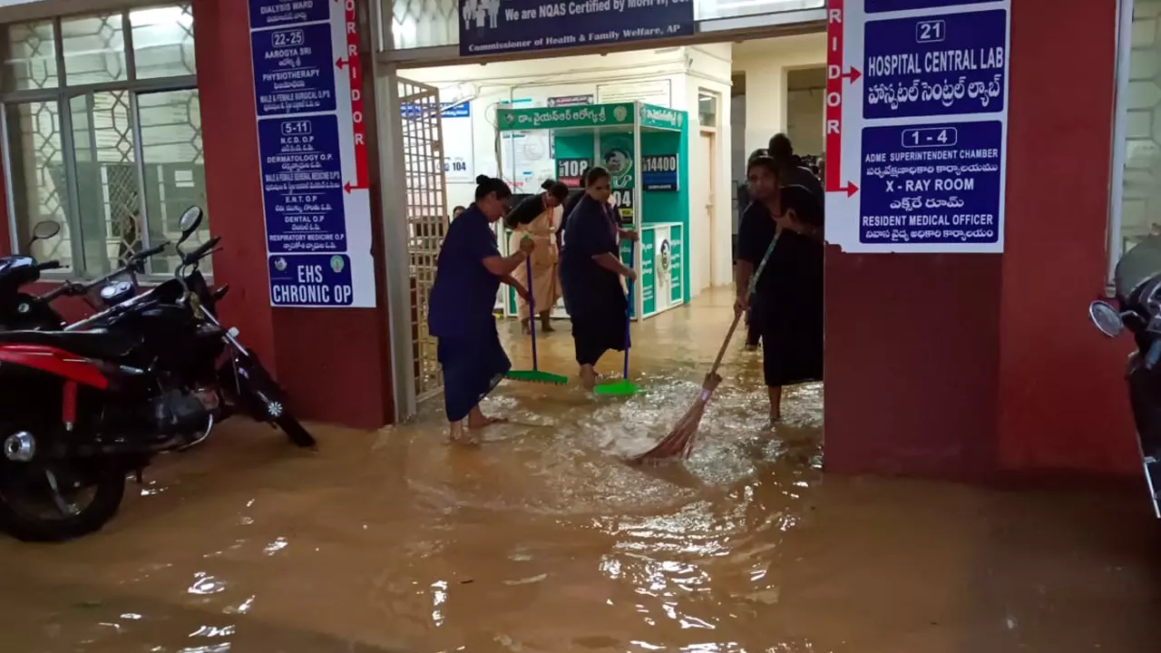 ఏలూరు ప్రభుత్వాసుపత్రిలోకి వర్షం నీరు