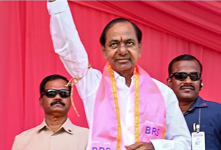 జారిపడ్డ కెసిఆర్,  కాలికి గాయం