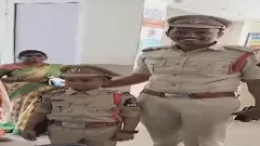 బుల్లి అధికారికి పెద్దాఫీసర్ల సెల్యూట్‌, ఎందుకంటే..