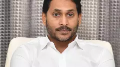 విశాఖ తుఫాన్ లో చిక్కుక్కున్న వైసిసి, మరొకరి రాజీనామా