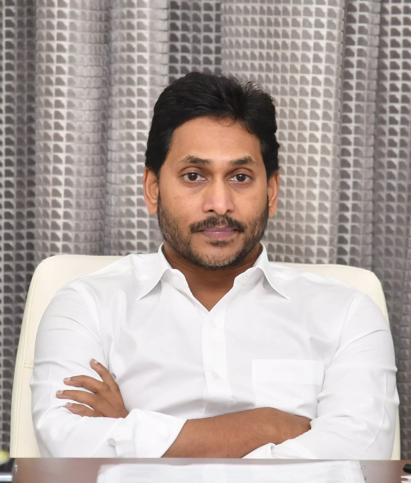 విశాఖ తుఫాన్ లో చిక్కుక్కున్న వైసిసి, మరొకరి రాజీనామా