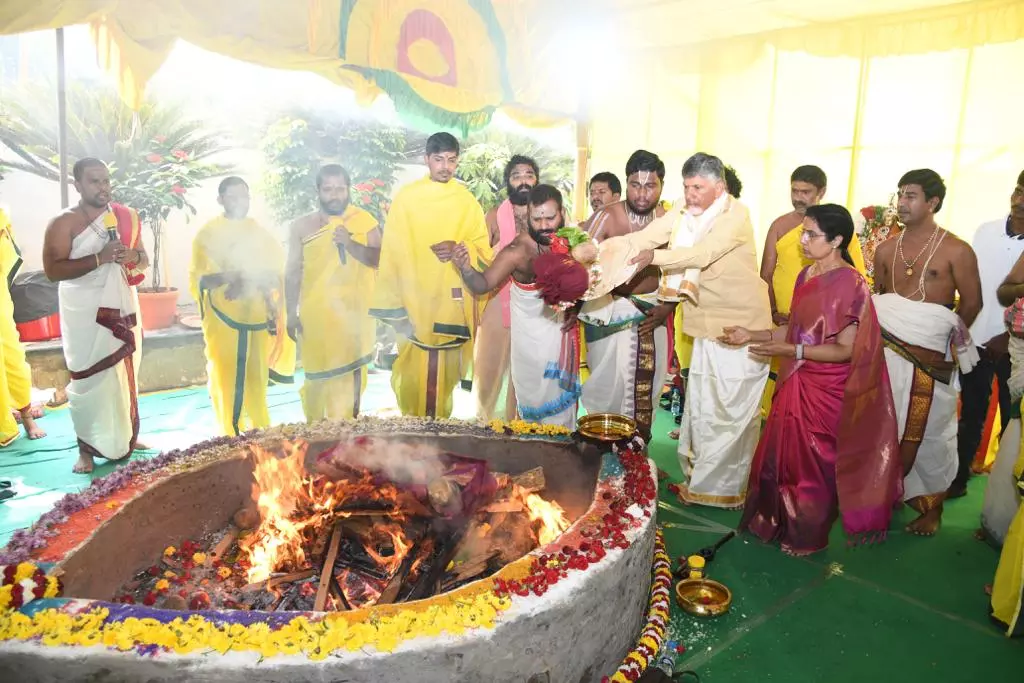 ఎన్నికల వేళ.. భక్తిమంత్రం