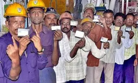 బొగ్గు గనుల్లో ఓట్ల సందడి  సింగరేణిలో బారులు తీరిన ఓటర్లు...