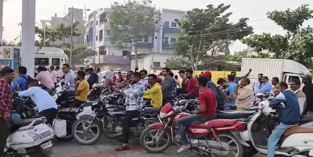 శ్రీలంకన్‘క్యూ’ కాదు.. ఇండియన్ లైన్లే శ్రీలంకన్‘క్యూ’ కాదు.. ఇండియన్ లైన్లే