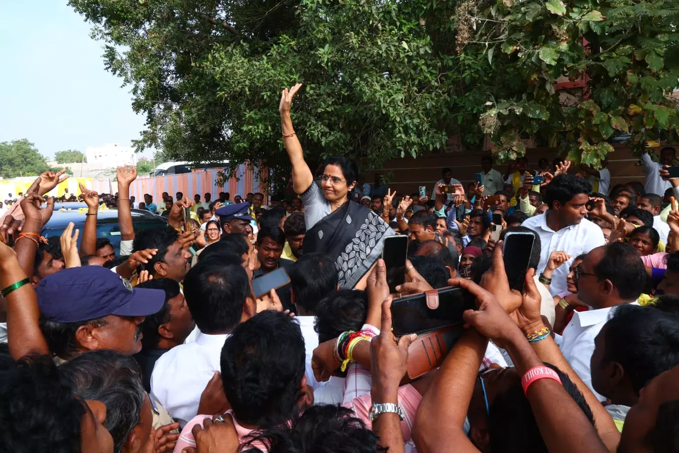 అటునుంచి నరుక్కొస్తున్న నారా భువనేశ్వరి