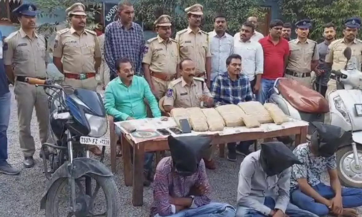 రిచ్ కావడానికి నువ్వేమన్నా అంబానీవా, అదానివా? డబ్బు జబ్బుతో జైలు పాలు! రిచ్ కావడానికి నువ్వేమన్నా అంబానీవా, అదానివా? డబ్బు జబ్బుతో జైలు పాలు!