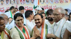 షర్మిలతో కాంగ్రెస్‌ కండువా కప్పించుకున్న ఆర్‌కే