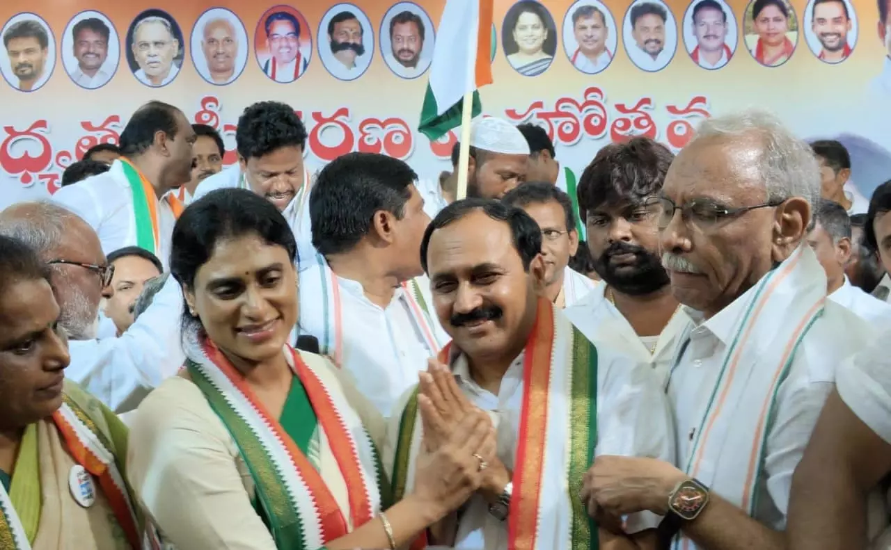 షర్మిలతో కాంగ్రెస్‌ కండువా కప్పించుకున్న ఆర్‌కే