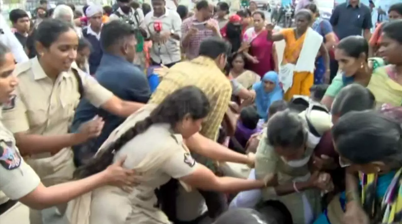 జగన్ ఆగ్రహం: వేలాదిమంది అంగన్‌వాడీ సిబ్సంది బర్తరఫ్