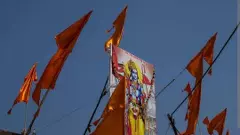 ఎటూ చూసినా శ్రీరామ్ జండాలే, వాటిని మోస్తున్నదెవరు?