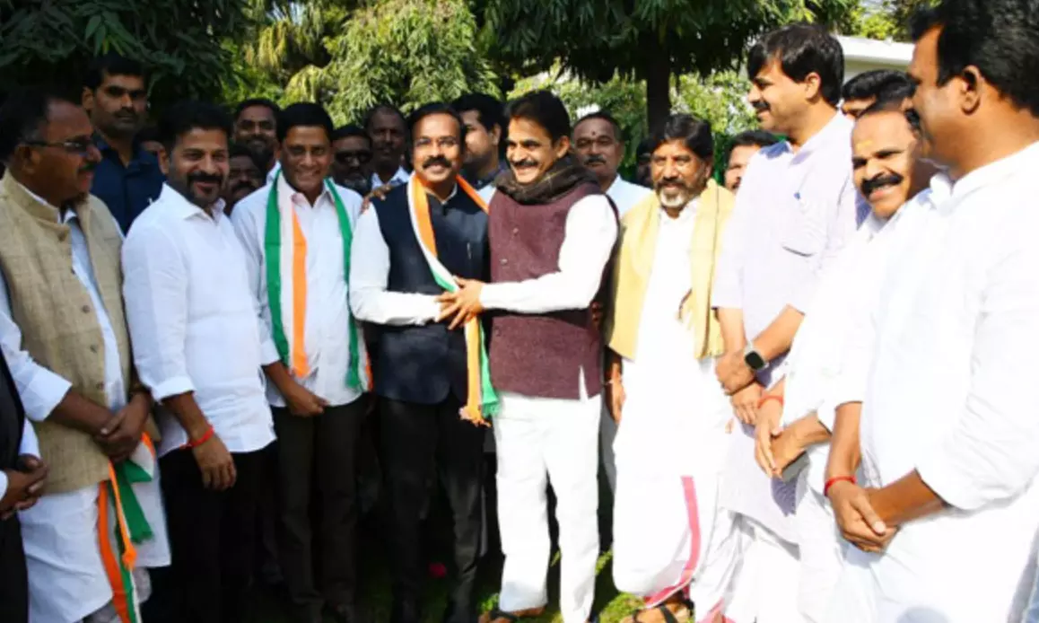 కారు దిగిన పెద్దపల్లి ఎంపీ..  కాంగ్రెస్ కండువా కప్పుకున్న వెంకన్న