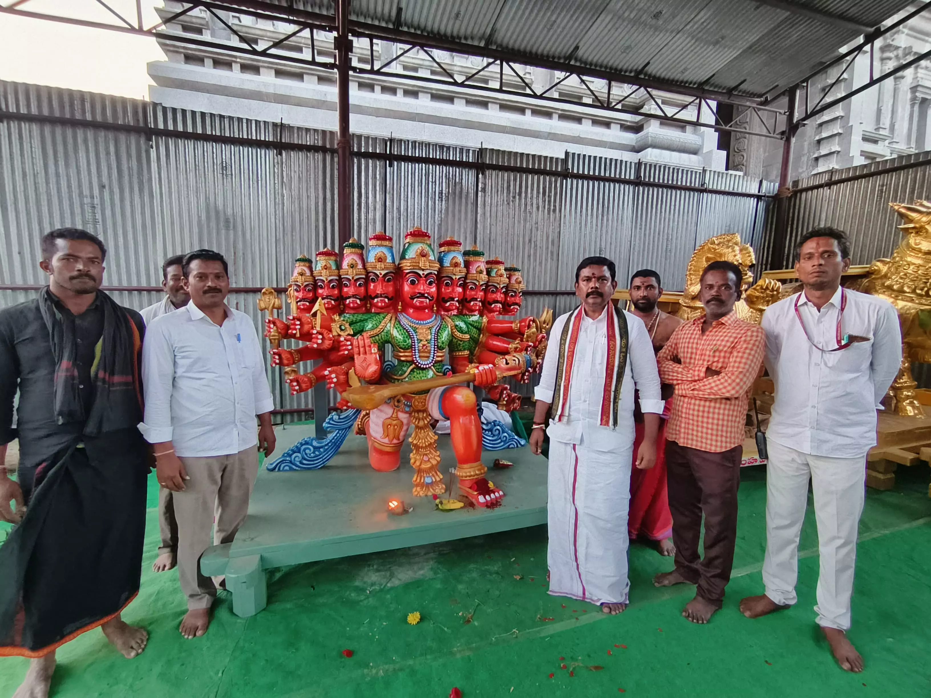 రావణాసురుడికి 9 తలలేనా..! రావణాసురుడికి 9 తలలేనా..!