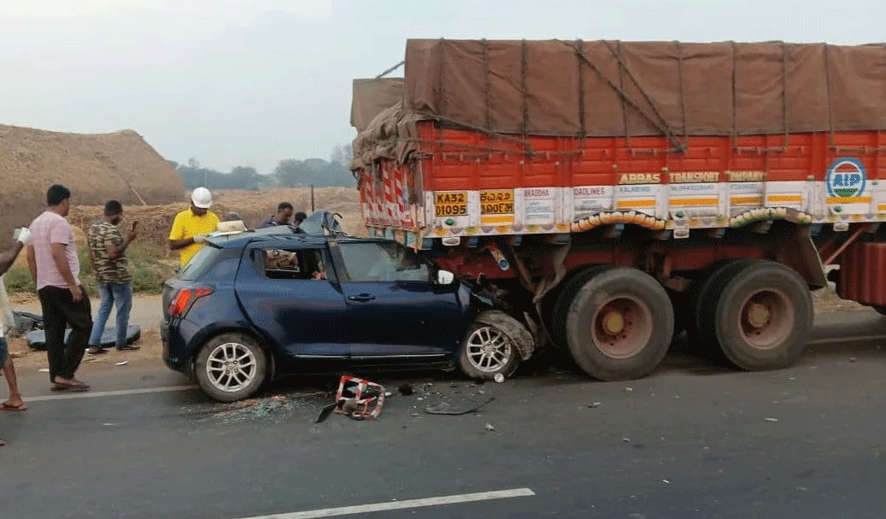 ఘోర రోడ్డు ప్రమాదం.. నవ దంపతులు మృతి