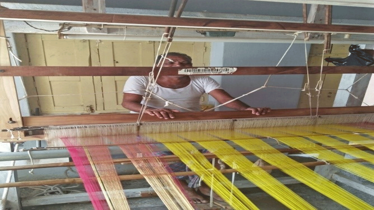 బతుకమ్మ ఆర్డర్లు వస్తాయా, నేతకు చేయూత దొరుకుతుందా?