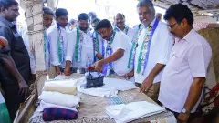 మంత్రి ఇస్త్రీ చేశాడు.. ఎంపీ అభ్యర్థి టీ కొట్టాడు..