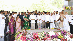 జగన్ బస్సెక్కిన విజయమ్మ.. షర్మిలకు టాటా చెప్పినట్టేనా?