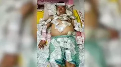 ‘కరెన్సీపై పడుకుని.. పార్టీని ఇరికించాడు’