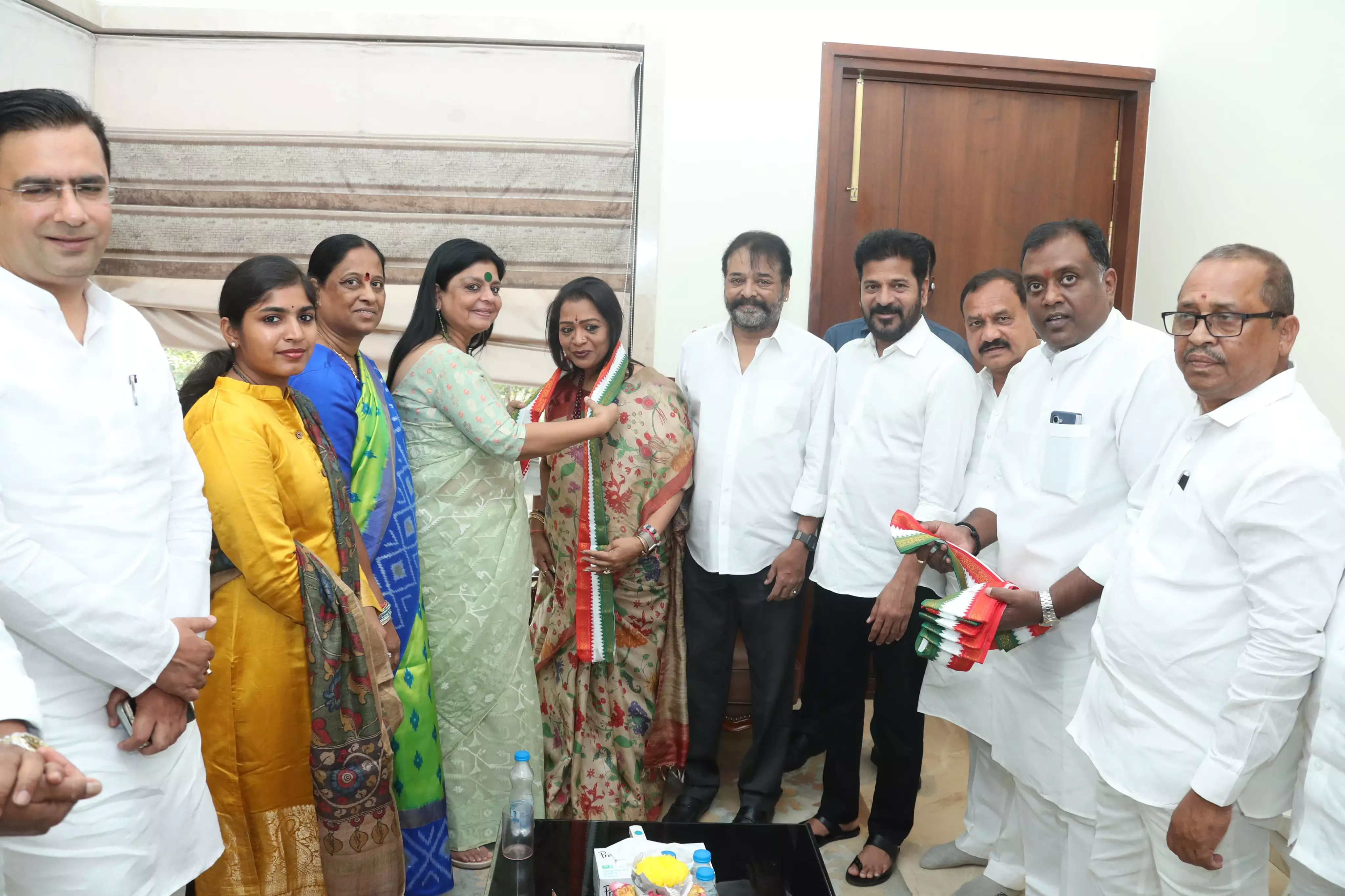 కాంగ్రెస్ లో చేరిన మేయర్ గద్వాల విజయలక్ష్మి