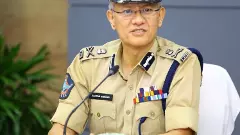 చెప్పు లేసింది.. తెరపైకి మాజీ డీజీపీ వివాదస్పద వ్యాఖ్యలు