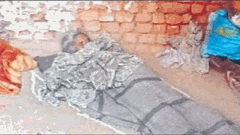 బీమా సొమ్ము కోసం తల్లి అంత్యక్రియలను అడ్డుకున్నారు!