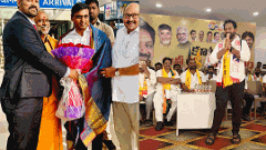 ఒక్క ఫొటో..   సీటునే లేకుండా చేసింది!