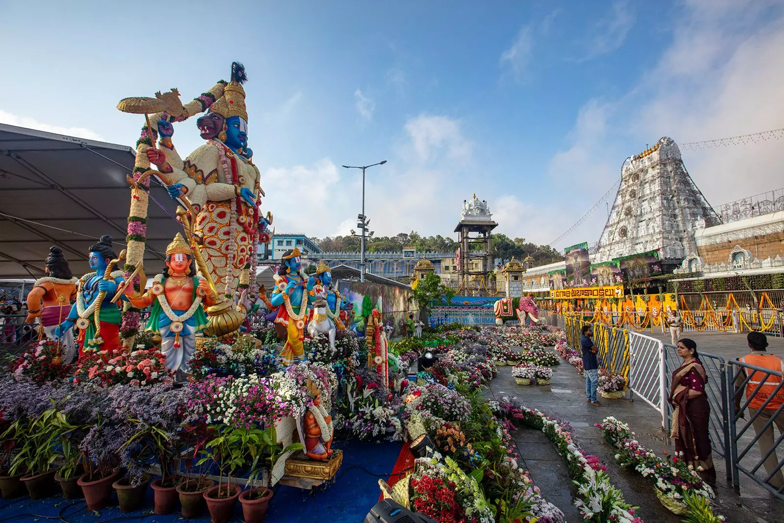 తిరుమలలో భక్తులను విశేషంగా ఆకట్టుకున్న ఫల - పుష్ప అలంకరణలు..!