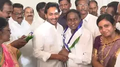 జగన్ భుజంపై వాలిన జనసేన రాజోలు ‘చిలక’