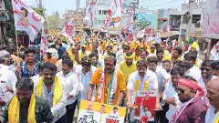 నామినేషన్‌కు సైకిలెక్కి వచ్చారు