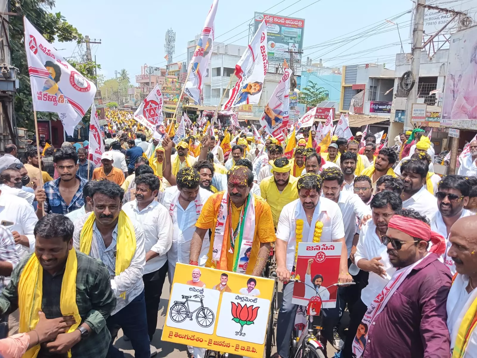 నామినేషన్‌కు సైకిలెక్కి వచ్చారు