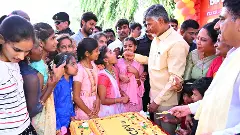రాయదుర్గం చిన్నారులతో బర్త్ డే జరుపుకున్న చంద్రబాబు