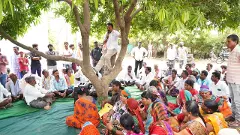 చెట్టెక్కి జ్ఞాపకాలు నెమరేసుకున్న కాంగ్రెస్ మంత్రి