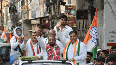 మజ్లిస్, బీజేపీ ప్రచార హోరు...కాంగ్రెస్ అభ్యర్థి ఒంటరి ప్రచారం