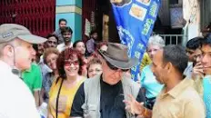 ఎన్నికల సంబరాన్ని చూసేందుకు క్యూ కట్టిన విదేశీయులు!