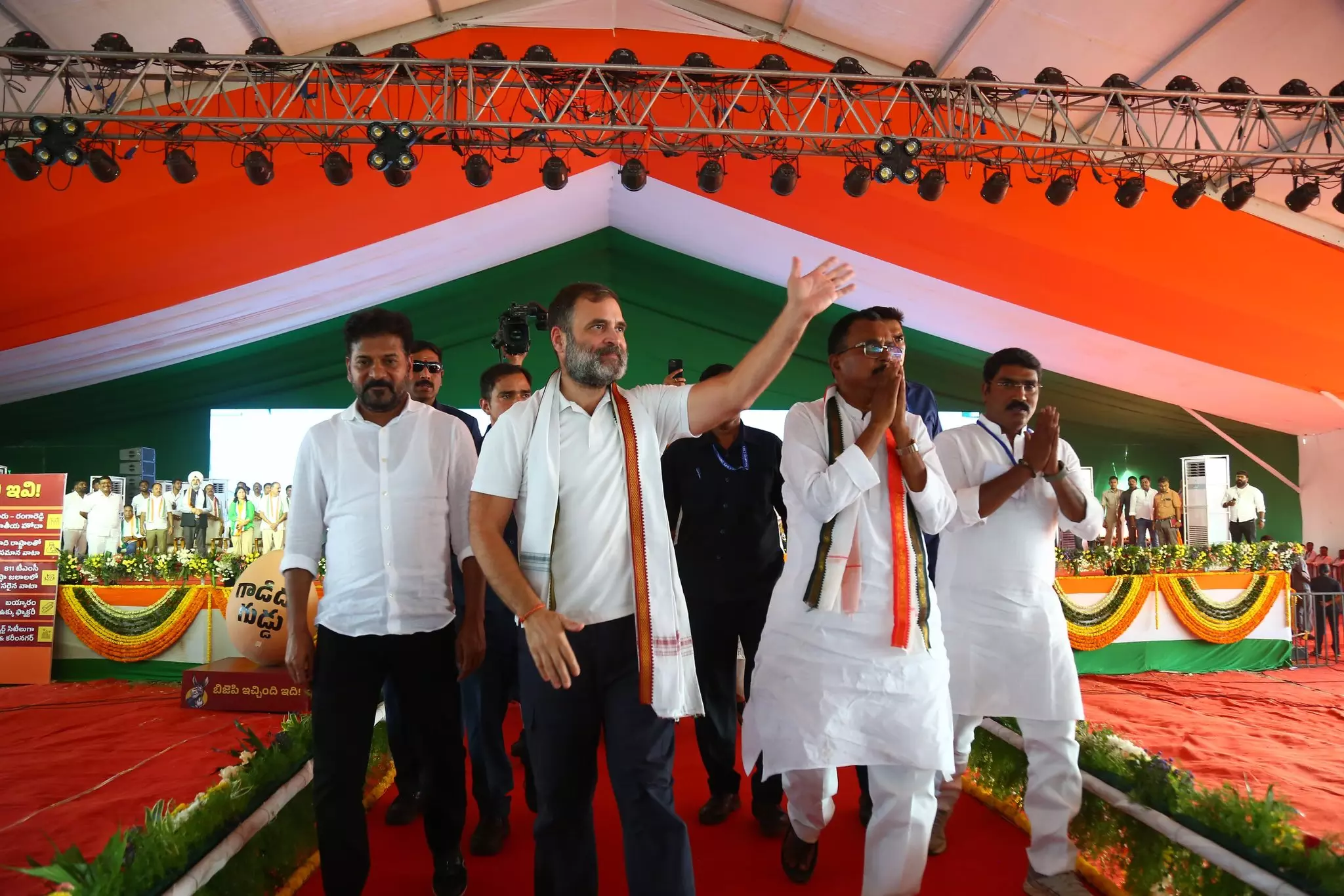 స్త్రీలకి ఏడాదికి రూ.లక్ష.. తెలంగాణలో కాంగ్రెస్ ప్రకటన స్త్రీలకి ఏడాదికి రూ.లక్ష.. తెలంగాణలో కాంగ్రెస్ ప్రకటన