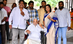 వీల్ చైర్ లో వచ్చి ఓటేసిన కేకే వీల్ చైర్ లో వచ్చి ఓటేసిన కేకే
