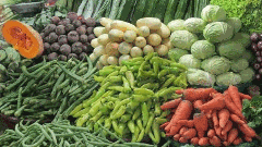 కూరగాయల ధరలకు రెక్కలు...వంటిళ్లలో ధరల భారం