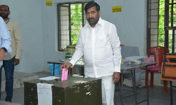 తొలి ఓటు వేసిన జగదీష్ రెడ్డి తొలి ఓటు వేసిన జగదీష్ రెడ్డి