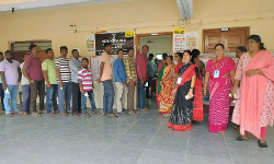 బారులు తీరిన ఓటర్లు బారులు తీరిన ఓటర్లు