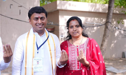 ఓటు వేసిన రాకేష్ దంపతులు ఓటు వేసిన రాకేష్ దంపతులు