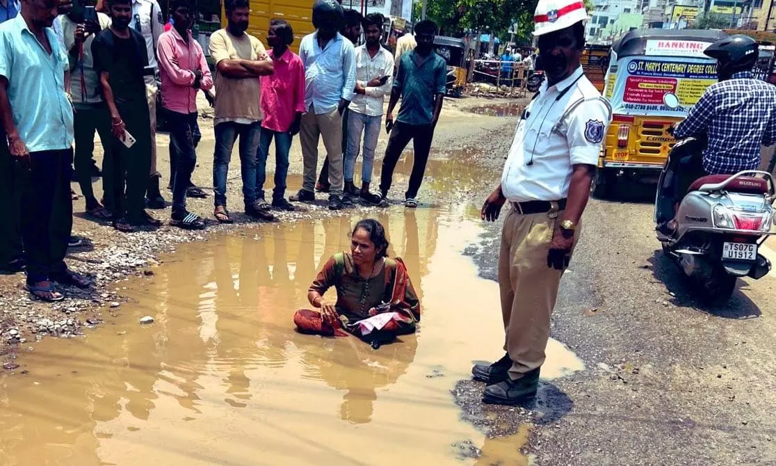 కోడ్ ముగిసింది... రోడ్లు మరమత్తుల పనులు షురూ అయ్యేనా...