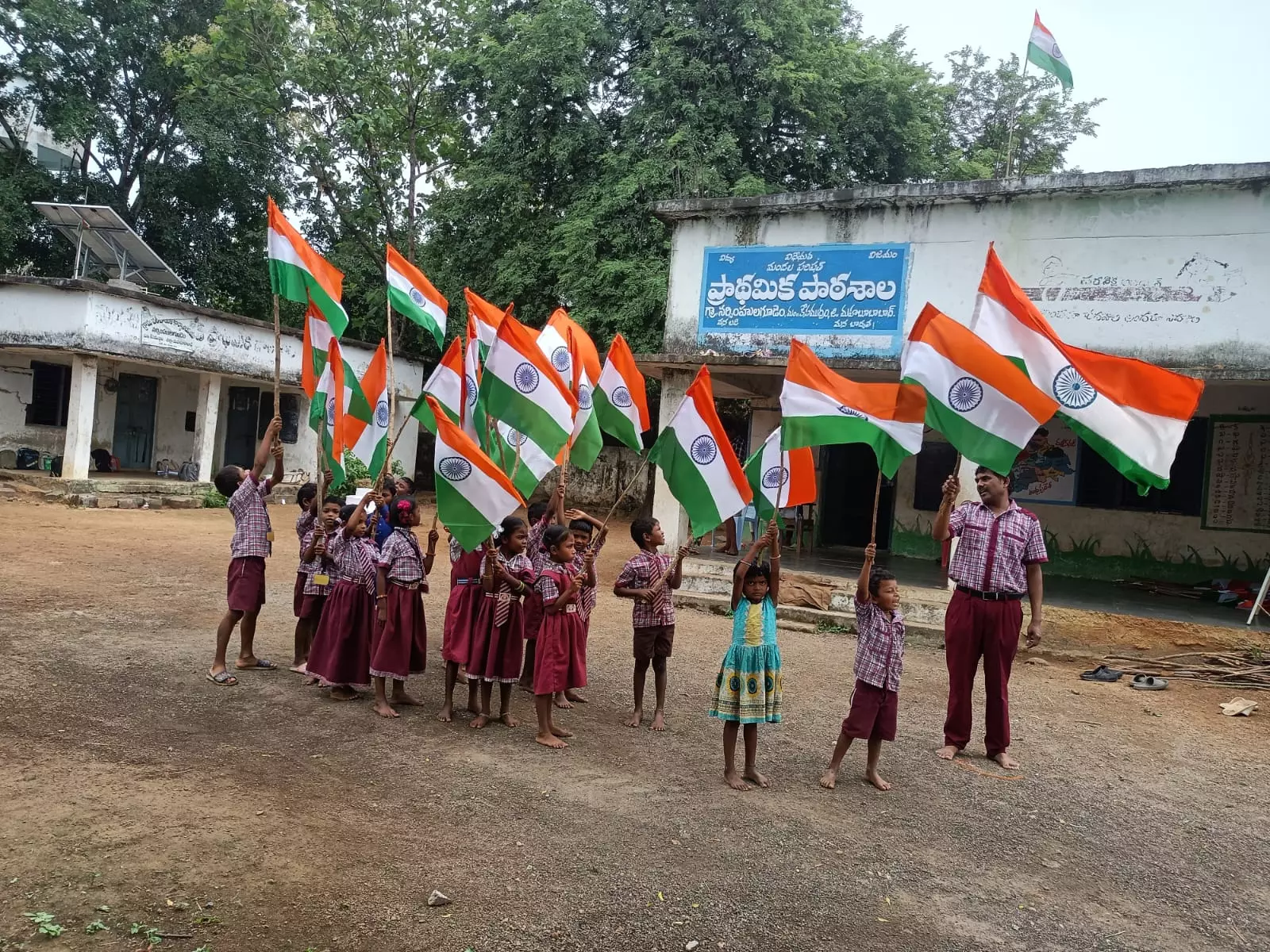 ఈ తెలంగాణ టీచర్ ప్రధాని మోదీ కంట ఎలా పడ్డాడు?