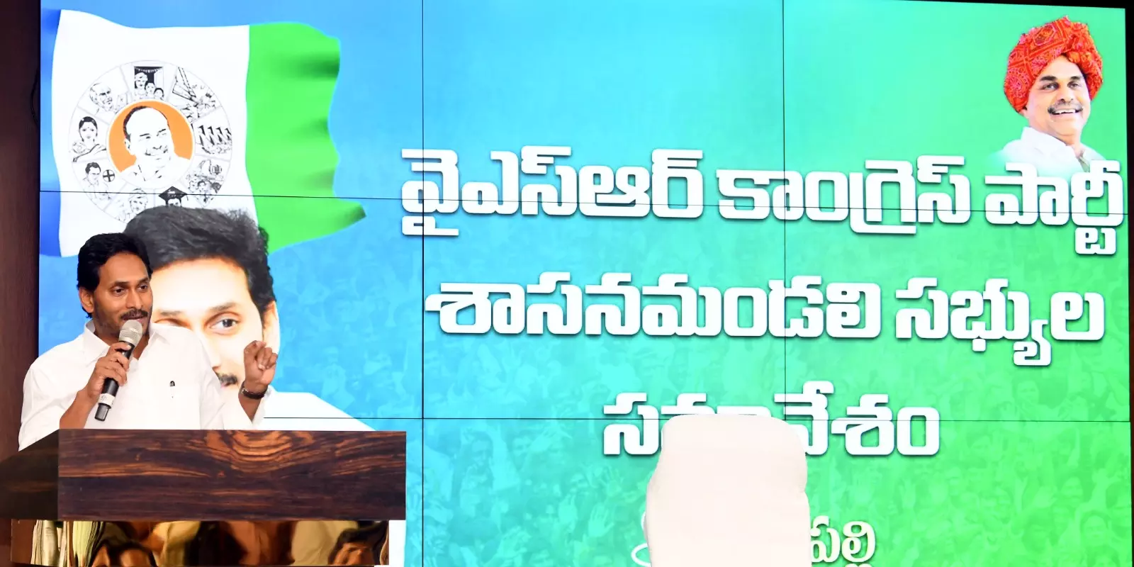 ‘కేసులకు భయపడొద్దు.. ప్రలోభాలకు లొంగొద్దు’.. ఎమ్మెల్సీలకు జగన్ సూచన