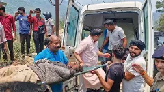 ఉత్తరాఖండ్: లోయలో పడిన టెంపో ట్రావెలర్..