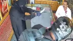 హైదరాబాద్ లో బుర్ఖా దొంగలు... కత్తితో గాయం చేసి దోపిడీ