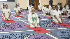 శ్రీనగర్ లో మోదీ యోగాసనాలు...