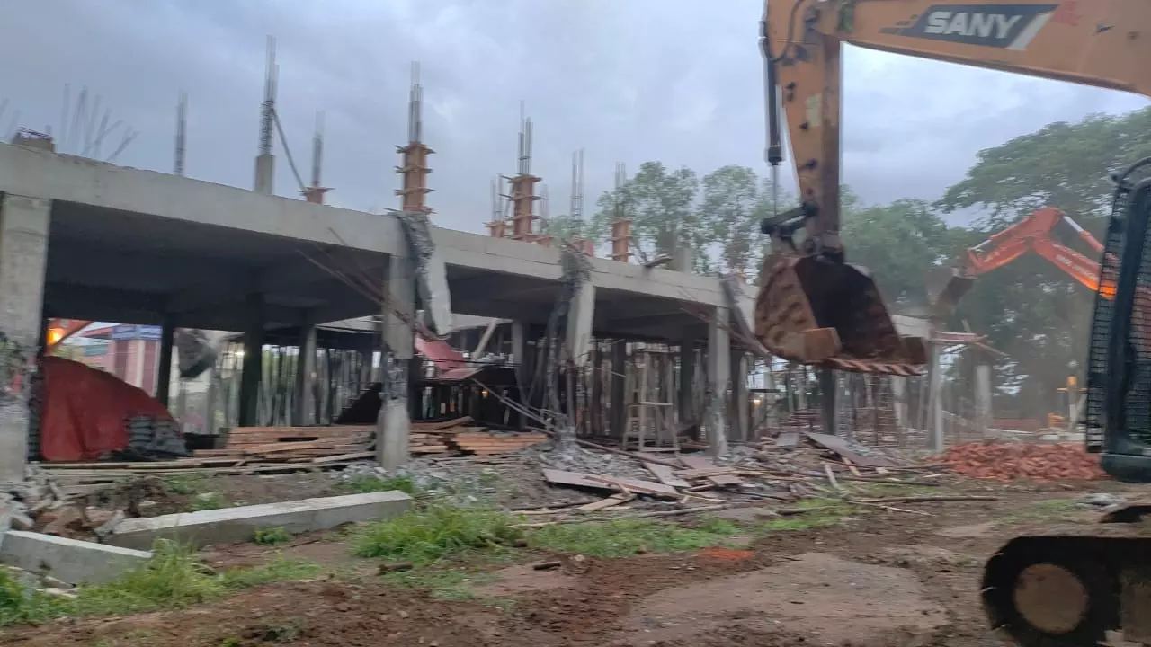 అమరావతిలో బుల్డోజర్ దూకుడు...