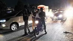 పోలీసులకు షాకిచ్చిన మందుబాబు: బ్రీత్ ఎనలైజర్‌తో పరార్!