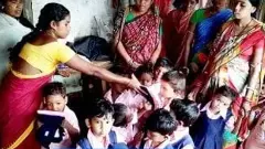 అంగన్‌వాడీ భోజనం ప్యాకెట్‌లో చనిపోయిన పాముపిల్ల..