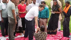 హత్రాస్‌ తొక్కిసలాటలో మృతుల కుటుంబాలను పరామర్శించిన రాహుల్