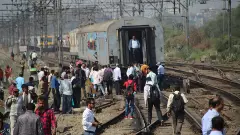 విడిపోయిన ఎక్స్‌ప్రెస్ రైలు భోగీలు..